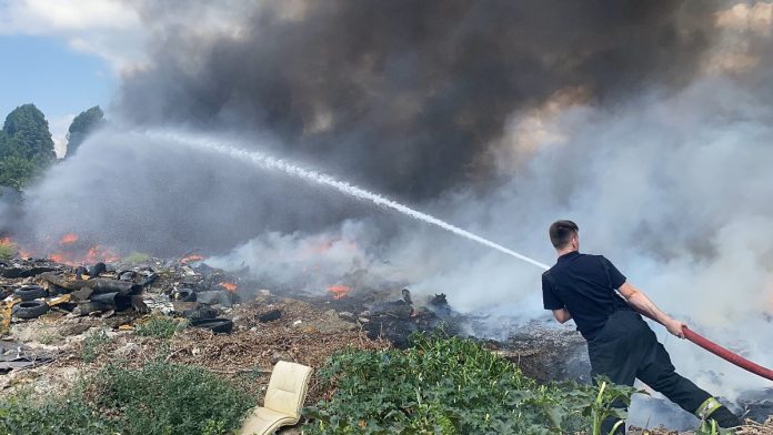 bursada-hurdaliktaki-arac-lastikleri-atese-verildi-dumanlar-gokyuzunu-kapladi-hnXCk3zU.jpg