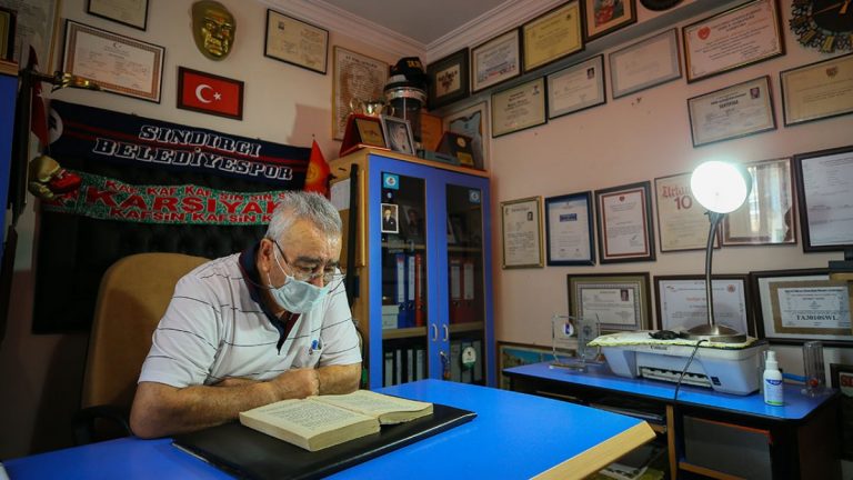 İzmir’de, 80 yaşındaki ‘Süper Dede’ beşinci üniversitesini bitirdi