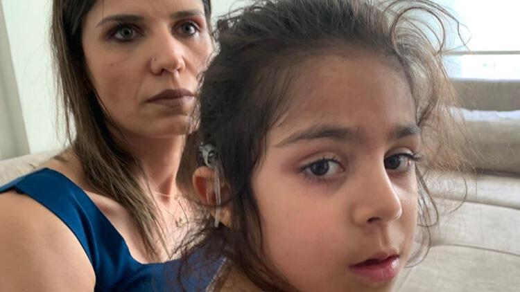 4,5 yaşındaki çocuğunun işitme cihazını her yerde arıyor
