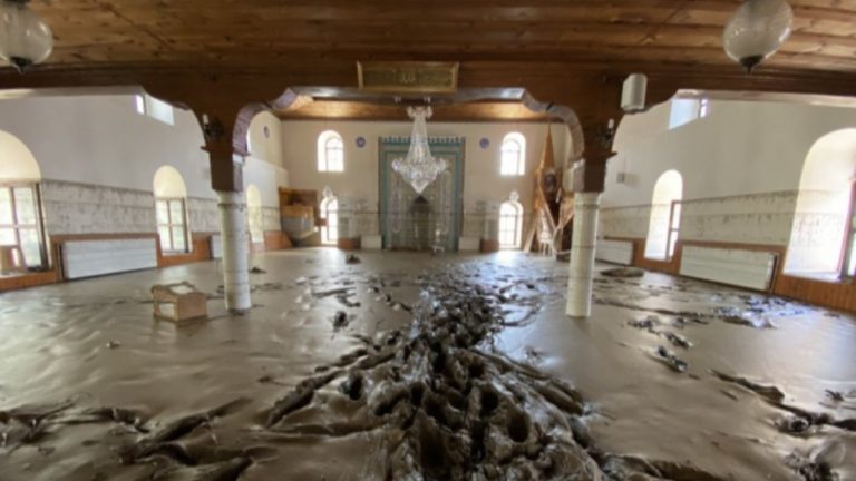 Bozkurt’taki selde balçıkla kaplanan 113 yıllık cami temizlendi