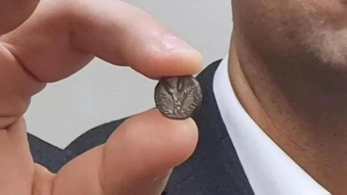 defineciler-yagmalamisti-1-milyon-dolar-degerindeki-tarihi-gumus-para-20-yil-sonra-evine-dondu-ugbqrCQk.jpg