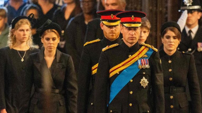 Elizabeth’in torunları cenaze başında nöbet tuttu