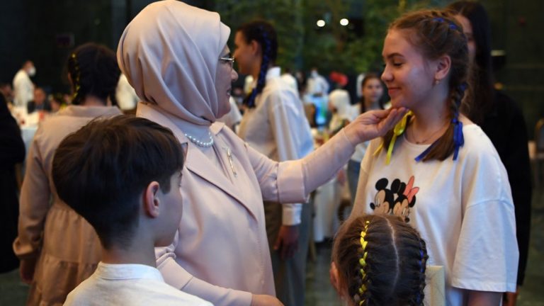 Emine Erdoğan Ukraynalı çocuklarla iftarda buluştu