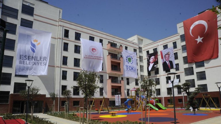Esenler sakini, dönüşümü tamamlanan meskenlerinin heyecanını yaşıyor