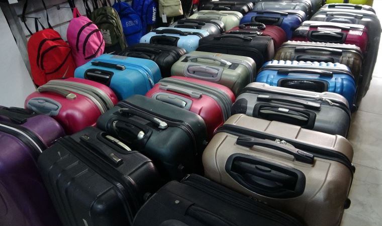 Gümrükte unutulan valizler Van’da satışa sunuldu