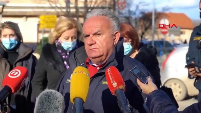 hirvatistanda-meydana-gelen-sarsintinin-artci-sarsintilari-kameralara-yansidi-sarsintilar-buyuk-panige-sebep-oldu-qmIyTByT.jpg