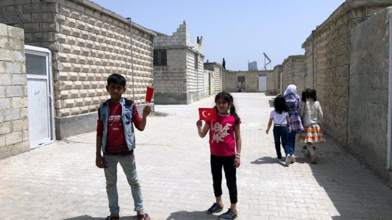 İdlib’de inşa edilen briket meskenler sahiplerine teslim edildi