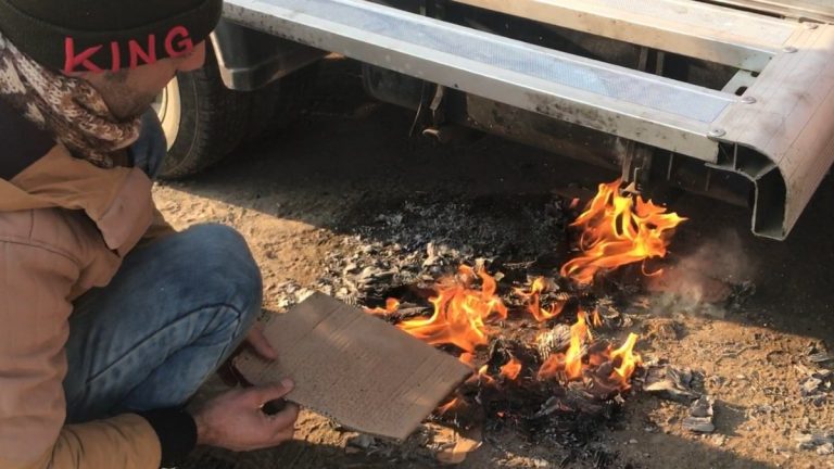 Iğdır’da şoförler, soğuktan donan araçlarını ısıttı