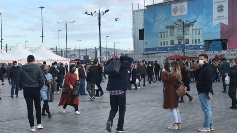 İstanbul’da güneşli havayı görenler, Eminönü’ne akın etti