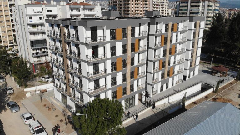 İzmir’de zelzele konutları hak sahiplerine teslim ediliyor