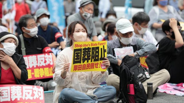 Japonya’da Abe için yapılacak resmi cenaze töreni protesto edildi