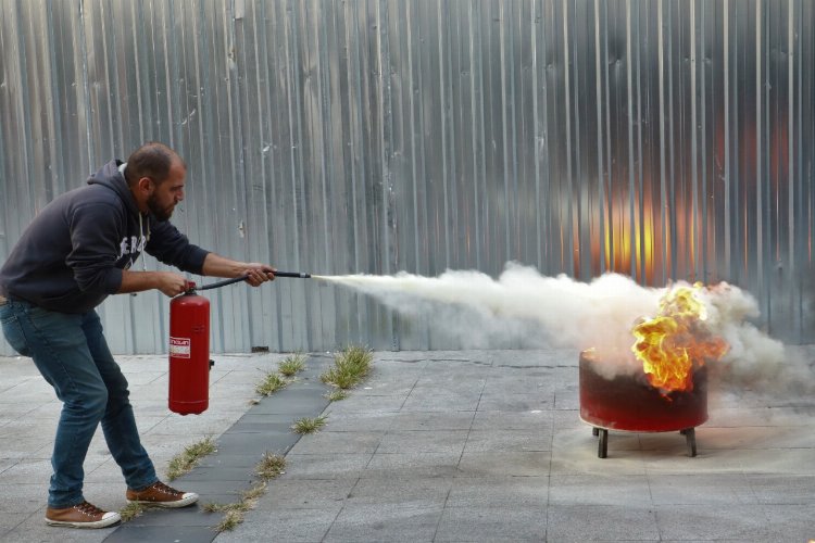 Kocaeli İzmit’te belediye personeline yangın eğitimi