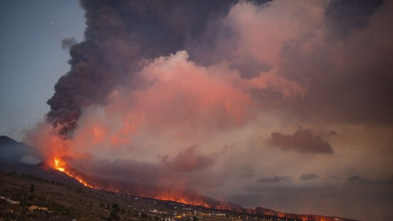 La Palma Adası’ndaki lavlar 30 günde 1956 binayı kül etti