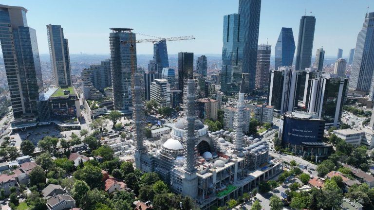 Levent’in ortasında yükselen cami, bu yıl içinde açılacak