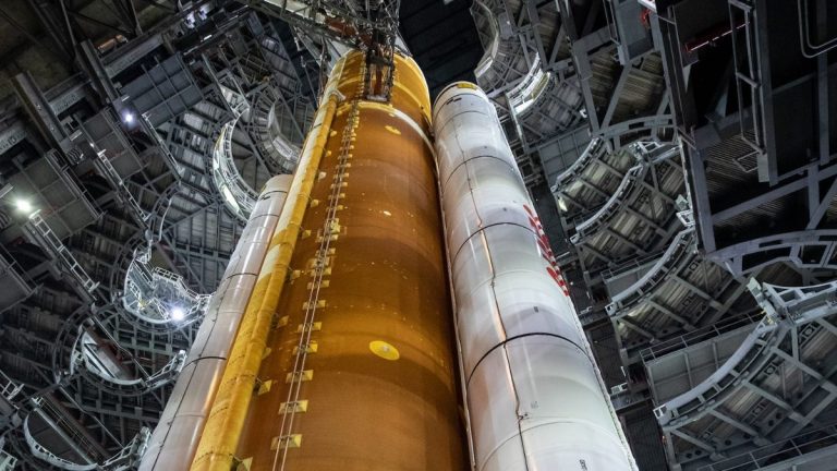 NASA’nın insanları Ay’a götürecek roketine yıldırım düştü