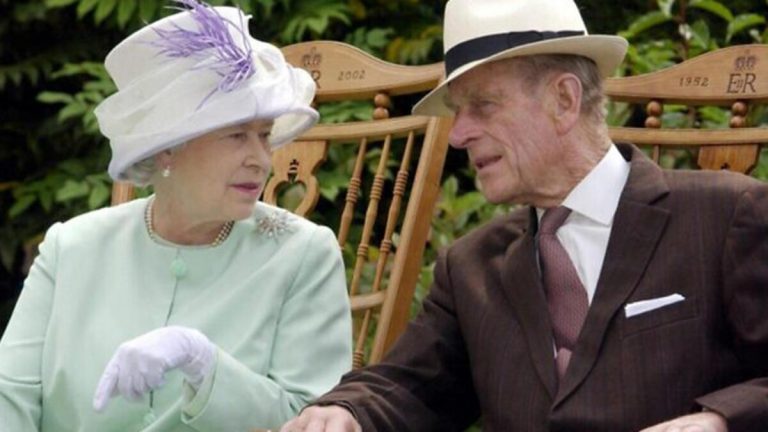 Onları ölüm bile ayıramadı…. Kraliçe 2. Elizabeth’in cenazesiyle ilgili kimsenin bilmediği detay… Prens Philip henüz gömülmedi!