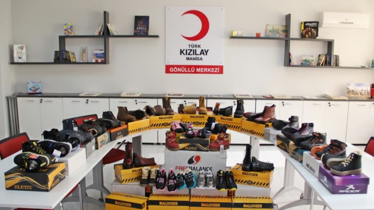 Türk Kızılayı’ndan Manisa’da 1500 öğrenciye bot yardımı