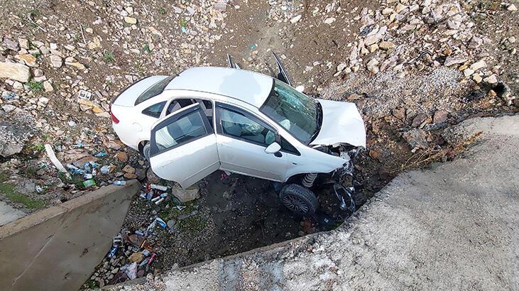 Bariyeri aşan otomobil, menfeze düştü! Babanın kalbi durdu, oğlu yaralandı