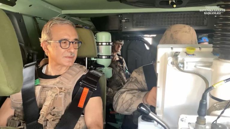 İsmail Demir, üs bölgelerinde jandarmanın kullandığı savunma sistemlerini inceledi