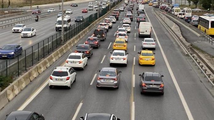 istanbulda-cuma-trafigi-yuzde-65e-ulasti-JEI27amD.jpg