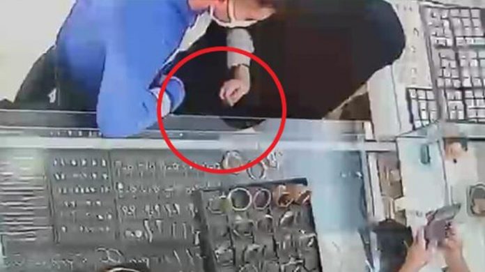 maskeli-ve-carsafli-2-kisi-kuyumcudan-bilezik-caldi-IglYtkaj.jpg