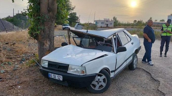 osmaniyede-agaca-carpan-otomobildeki-kari-koca-yaralandi-BG2Ndwif.jpg