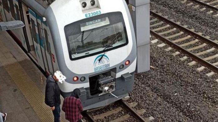 raylara-dustu-tren-3-metre-kala-durduruldu-zHcnHnX7.jpg