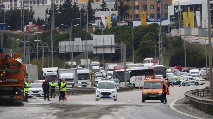 sultanbeylide-yola-beton-harci-dokuldu-tem-otoyolu-trafige-kapandi-3q72nguv.jpg