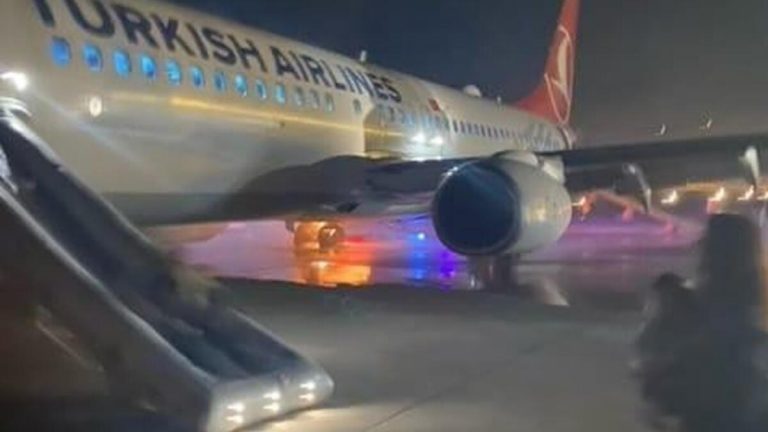 THY uçağının lastiği patladı