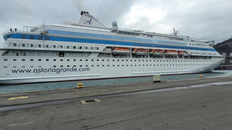 Trabzon’a kruvaziyer gemileri turist taşıyor