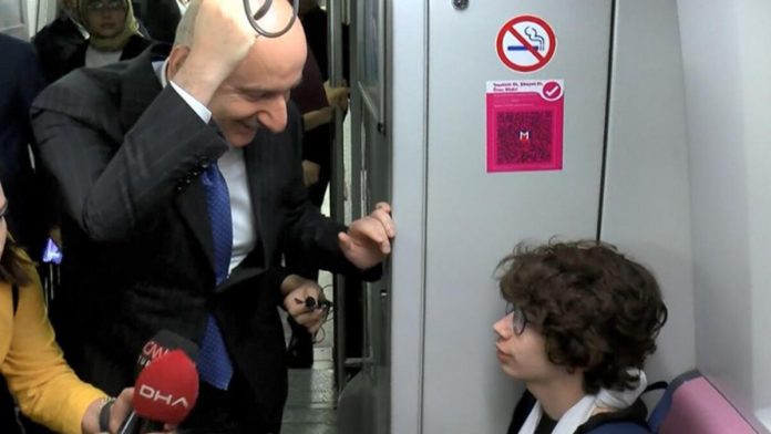 ulastirma-ve-altyapi-bakani-karaismailoglu-ankara-ucagi-icin-havalimanina-metro-ile-gitti-H7GthFyL.jpg
