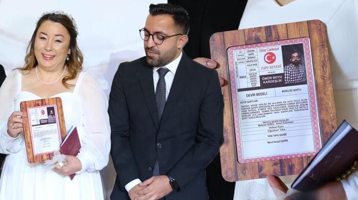 25 yıllık arkadaşlardan şoke eden nikah hediyesi! Geline verilen tapunun tek şartı var