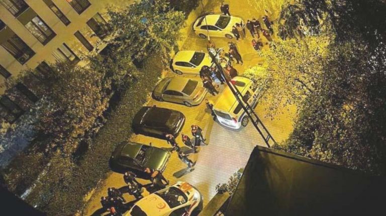 Anne babasının bıçaklandığını gören polis, etrafa kurşun yağdırdı: 6 yaralı