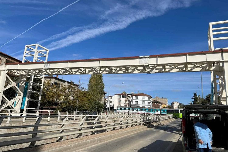 Kocaeli Darıca’da yaya üstgeçidinin tabliye montajı yapıldı