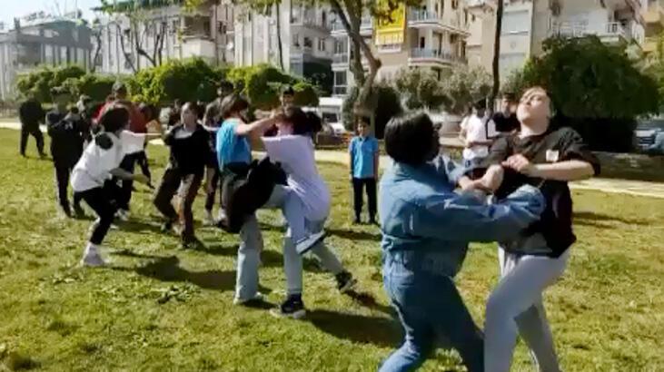 Ortaokul öğrencileri birbirine girdi! Kızların tekme tokat kavgası