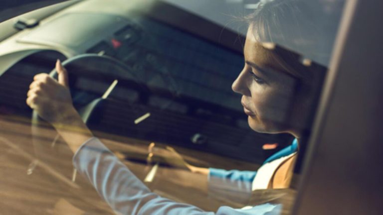 Şaka gibi olay! Kendi arabası tarafından üç kez ezildi