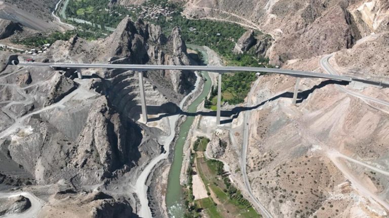 Türkiye’nin en yüksek ayaklı 2’nci viyadüğü açıldı