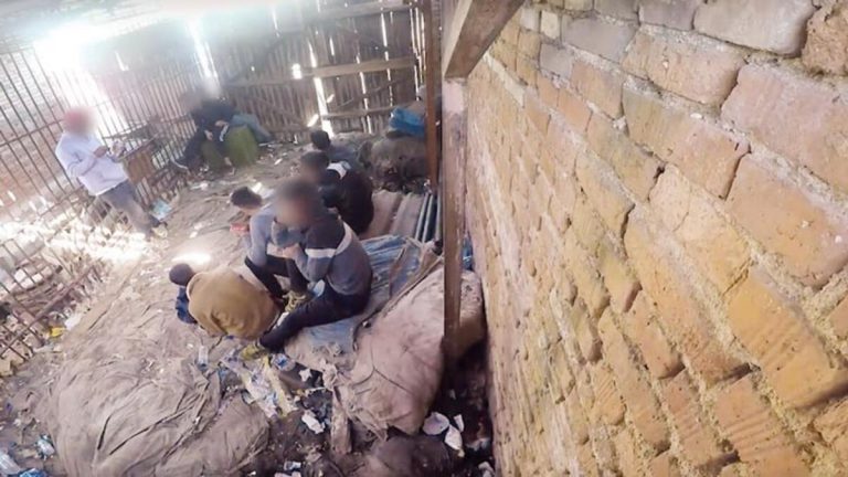 AB gözetiminde skandal! Mültecilere kafeste insanlık dışı muamele