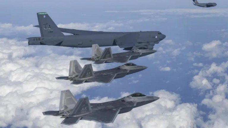 ABD’nin tehdide cevabı gecikmedi! Bombardıman uçakları ve gizli jetler havalandı