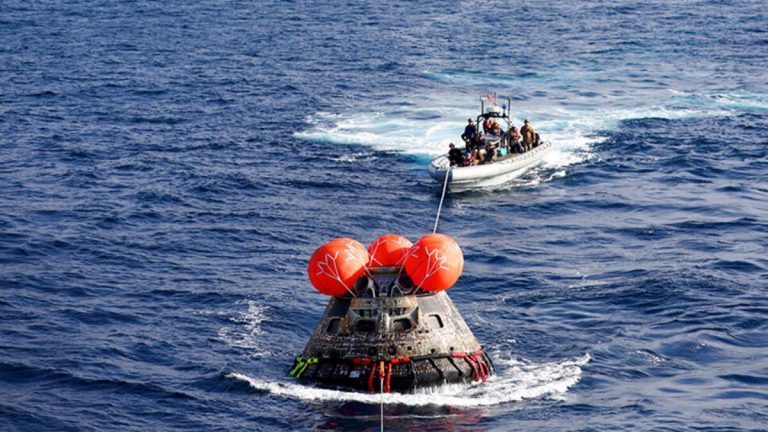 Ay’a yeniden yolculuk: NASA’nın Orion uzay aracı güvenli şekilde Dünya’ya döndü