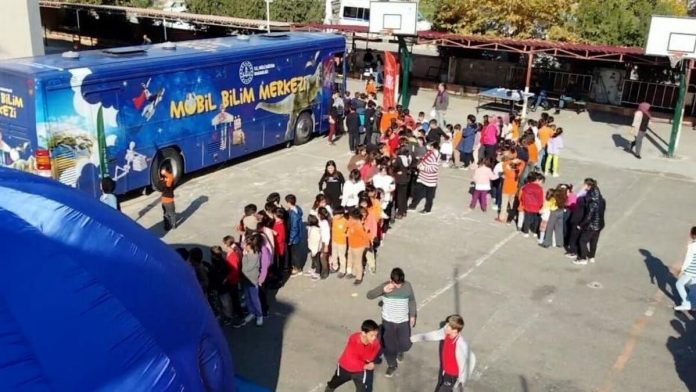 bilim-otobusunu-900-bin-kisi-ziyaret-etti-zrSGXDQp.jpg