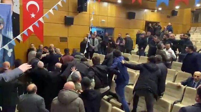 İYİ Parti’nin il kongresinde kavga! Araya polis girene kadar yumruklar havada uçuştu