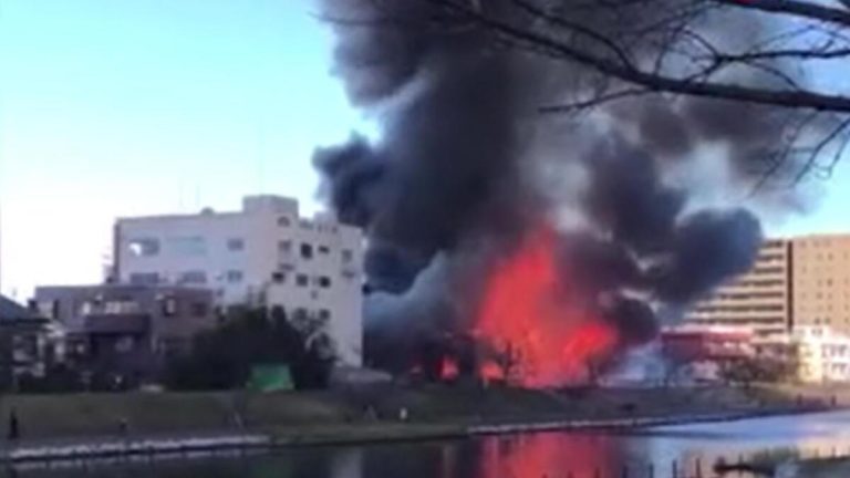 Japonya’da yanan fabrikadan çıkan dumanlar gökyüzünü kapladı