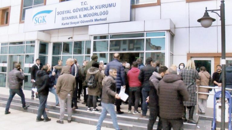 SGK’ya akın sürüyor… Oluşan uzun sıralar sonrasında SGK bugün de çalışacağını açıkladı