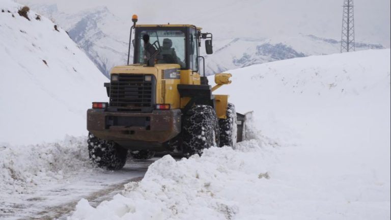 Şırnak’ta 1 metre karla uğraş sürüyor
