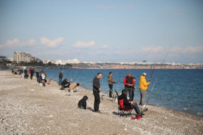 antalyada-balik-havuzunun-patladigini-duyan-oltalariyla-sahile-kostu-1kztQjkz.jpg