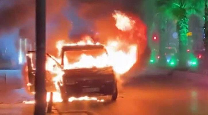 Bahçelievler’de satış için götürdüğü araç yolda alev alev yandı