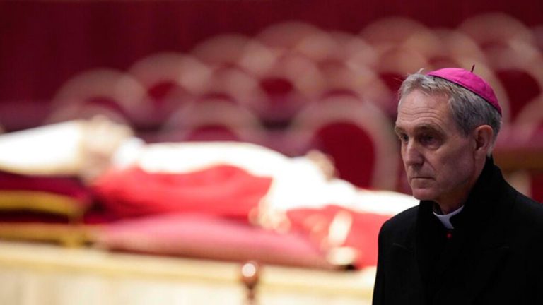 Eski Papa 16. Benedictus’un naaşı Vatikan’da ziyarete açıldı… On binlerce kişinin eski papayı katafalkta ziyaret etmesi bekleniyor