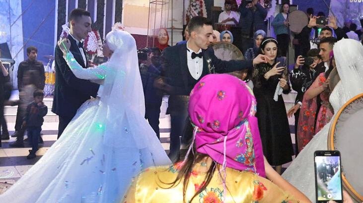 Evlat nöbetindeyken PKK’dan kurtardığı oğullarını evlendirdiler