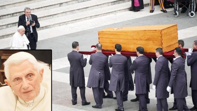 İç içe üç tabut içinde defnedildi